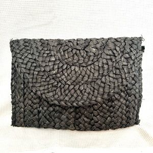 Black straw clutch✨